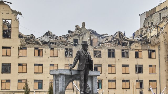 Оцелял паметник насред разрушенията в Харков. Снимка:  EPA/SERGEY KOZLOV