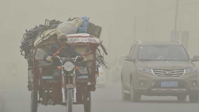 <p>
	Въздухът в по-големите градове е силно замърсен. <em>Снимка: Ройтерс</em></p>
