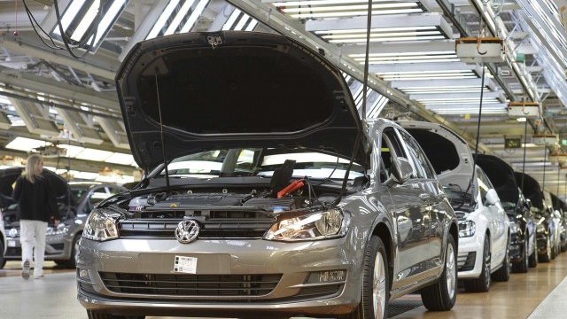 <p>
	Производствена линия в завод на Volkswagen. <em>Снимка: Ройтерс</em></p>
