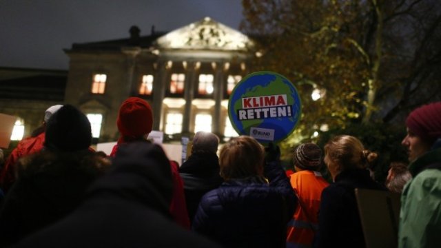 <p>
	Протест срещу добива на въглища в Германия. <em>Снимка: Архив Ройтерс</em></p>
