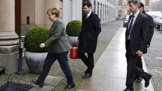 <p>
	Канцлерът на Германия Ангела Меркел едва ли ще удържи лидерството на Християндемократическия съюз, ако коалиционните преговори се провалят.<em> Снимка: Ройтерс</em></p>
