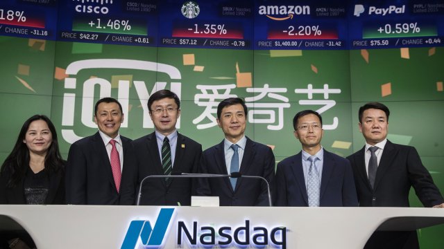 Мениджъри на iQiyi.com, по време на първичното публично предлагане (IPO) на подобната на Netflix и контролирана от Baidu Inc компания на Nasdaq в Ню Йорк, САЩ, в четвъртък, 29 март 2018 г. Акциите на iQiyi Inc, китайска услуга за видео стрийминг в стил Netflix. Снимка: Victor J. Blue/Bloomberg