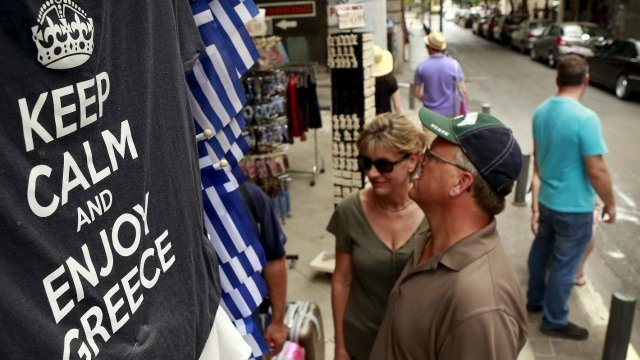 <p>
	Улична сергия в Атина. <em>Снимка: Ройтерс</em></p>
