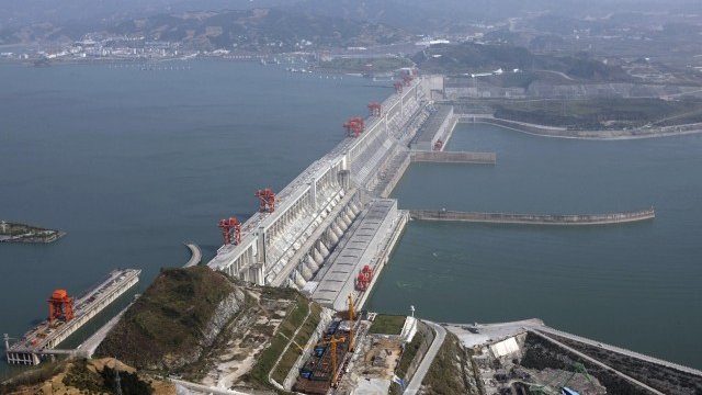 <p>
	Язовирът &quot;Три клисури&quot; в Китай е най-големият в света. <em>Снимка: архив Ройтерс</em></p>
