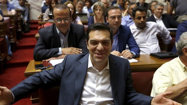 <p>
	Гръцкият премиер Алексис Ципрас по време на заседанието на парламентарната група на СИРИЗА. Снимка: <em>Ройтерс</em></p>
