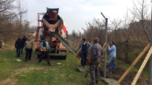 <p>
	Оградата на приемателния център в Харманли трябва да бъде изцяло възстановена до четвъртък. <em>Снимка: БТА</em></p>
