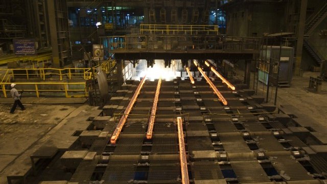 <p>
	Завод за производство на стомана в Ахваз, Иран. <em>Снимка: Ройтерс</em></p>
