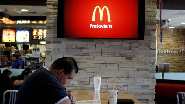 <p>
	Посетител на заведение от веригата McDonald`s в Норуок, американския щат Калифорния. <em>Снимка: Ройтерс</em></p>
