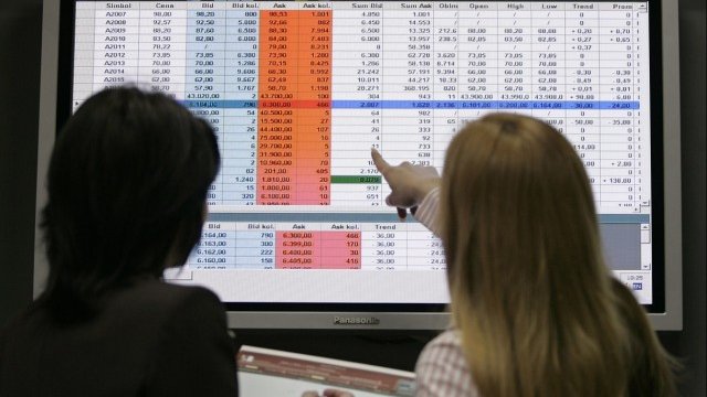 <p>
	Служители на борсата в Белград. <em>Снимка: архив Ройтерс</em></p>
