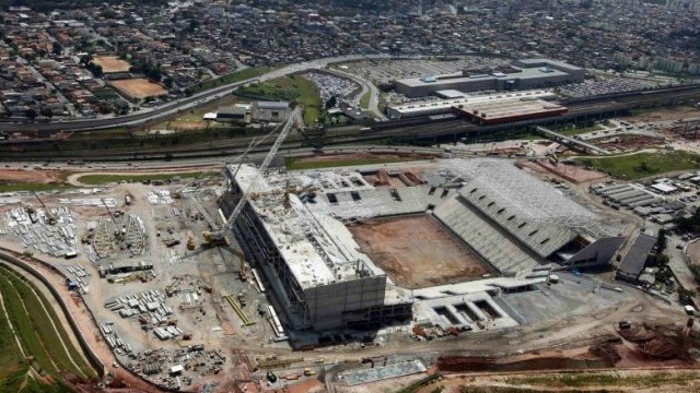 <p>
	&quot;Itaquer&atilde;o&quot; е най-малкият проблем на ФИФА, тъй като закъснява изграждането на спортните съоръжения в още 12 бразилски града &ndash; домакини на първенството. <em>Снимка: Ройтерс</em></p>
