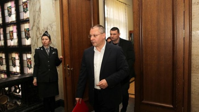 <p>
	<em>Сергей Станишев внася сигнала за българския &quot;Уотъргейт&quot; в прокуратурата. Снимка: БТА</em></p>
