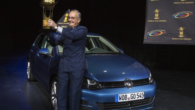 <p>
	Главният дизайнер на Volkswagen Уолтър де Силва с наградата за автомобил на годината. Снимка: Ройтерс</p>
