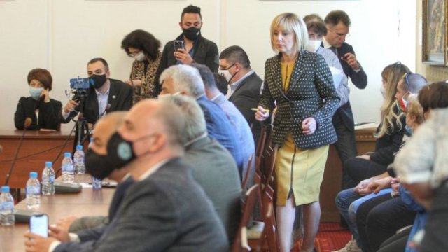 <p>
	Председателят на комисията по ревизията Мая Манолова по време на заседанието. <em>Снимка: Димитър Кьосемарлиев, Investor Media Group</em></p>
