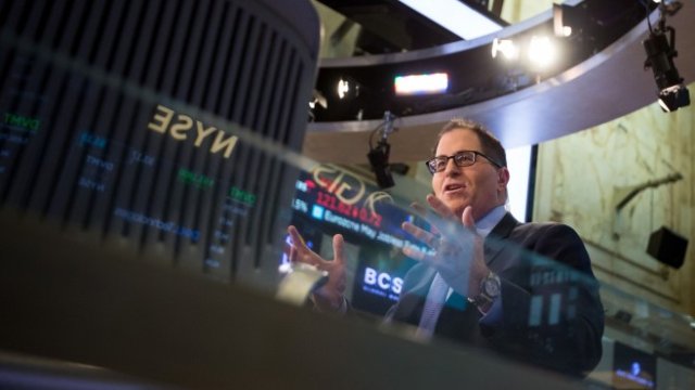 <p>
	<em>Майкъл Дел, главен изпълнителен директор на Dell Technologies Inc., говори по време на интервю на пода на Нюйоркската фондова борса (NYSE) в Ню Йорк, 2 юли 2018 г. &nbsp;Снимка: Michael Nagle/Bloomberg</em></p>
