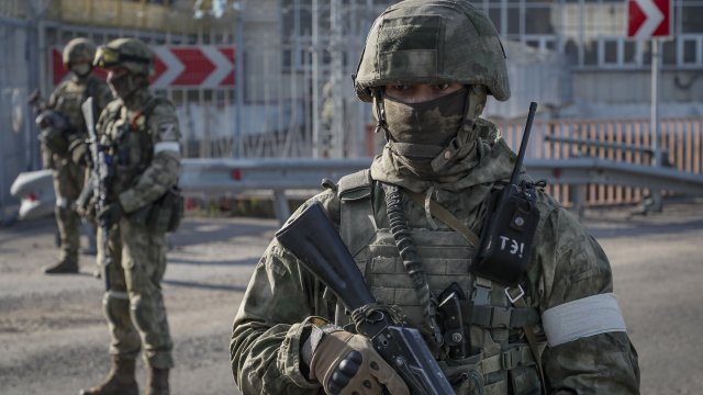 Руски военни охраняват ВЕЦ край Херсон през май 2022 г. Снимка: ЕРА/БГнес