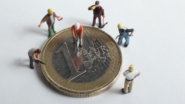 <p>
	Знаят ли спасителите на еврото как всъщност то може да бъде спасено? <em>Илюстрация: Getty Images News</em></p>
