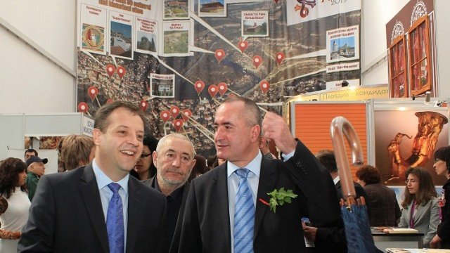 <p>
	<em>Иво Маринов откри ретроспективна фотоизложба &bdquo;10 години международно изложение &bdquo;Културен туризъм&rdquo;&ndash;Велико Търново&rdquo;.</em>&nbsp; Снимка: БТА</p>
