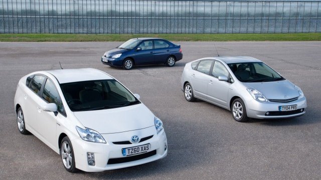 <p>
	<em>Трите поколения на най-популярната хибридна кола в света - </em><em>Prius</em><em>. Снимка: Toyota</em></p>
