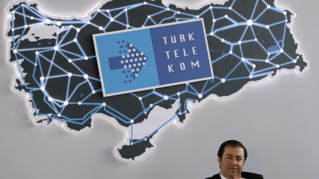 <p>
	Главният изпълнителен директор на Turk Telekom Гьокхан Бозкурт по време на пресконференция в Истанбул. <em>Снимка: Архив Ройтерс</em></p>
