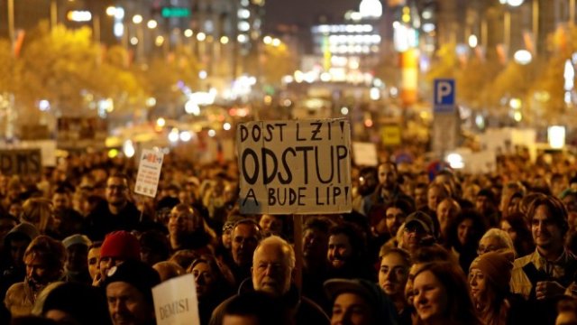<p>
	Протест с искане на оставката на чешкия президент Андрей Бабиш.<em> Снимка: Ройтерс</em></p>
