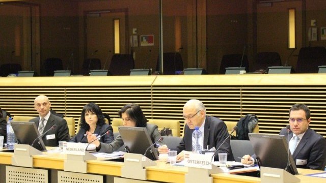 <p>
	Заседание на работната група, търсеща начини за компенсиране на уязвими потребители. <em>Снимка: МЕ</em></p>
