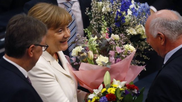 <p>
	Ангела Меркел получава поздравления след преизбирането си. <em>Снимка: Ройтерс</em></p>
