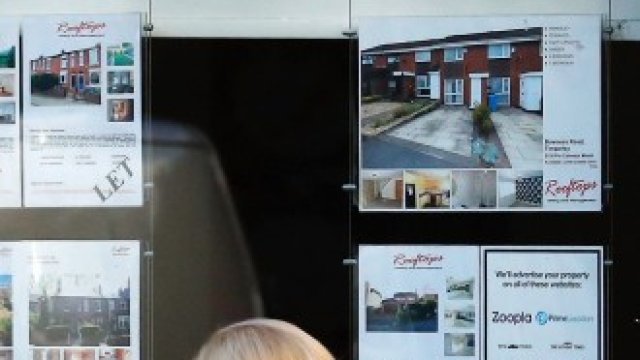 <p>
	Жена минава покрай агенция за жилища под наем в Манчестър.<em>Снимка: Архив Ройтерс</em></p>
