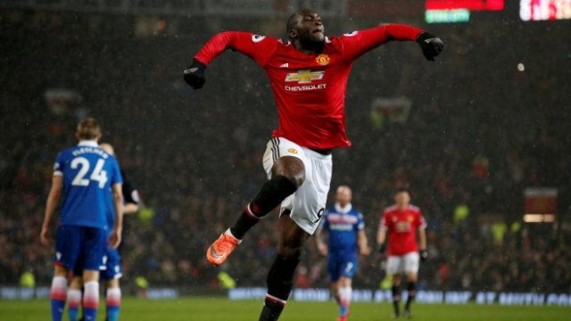 <p>
	Манчестър Юнайтед запазва първото място в началото на 2018 г. <em>Снимка: Ройтерс</em></p>
