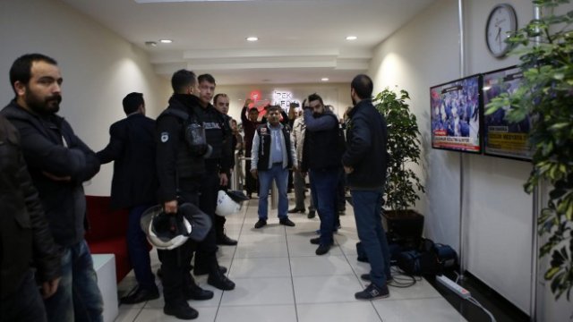 <p>
	<em>Турската полиция влезе с щурм в сградата на&nbsp;Kanalturk TV, след като реши да конфискува активите на Koza Ipek Holding. Снимка: EPA/ZAMAN NEWSPAPER</em></p>
