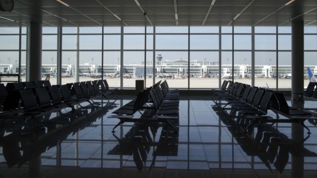 <p>
	<em>Празните зали на летището. Снимка: Jasper Juinen/Bloomberg</em></p>
