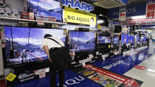 <p>
	Бизнесът с телевизори вече не е привлекателен за японските концерни за потребителска електроника. <em>Снимка: Ройтерс</em></p>
