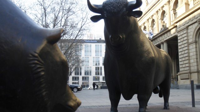 <p>
	Политиците бяха в почивка и биковете взеха надмощие над мечките, но предстои да видим дали ръстовете са били устойчиви. <em>Снимка: Ройтерс</em></p>
