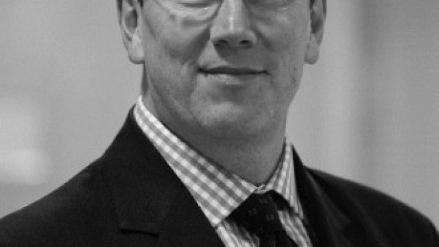 <p>
	Патрик де Джентил Уилямс, ръководител Начално финансиране в FRM (вляво) и Кристофър Солхайм, основател и главен изпълнителен директор на CommEq<em>. Снимки: личен архив, колаж: Investor.bg</em></p>
