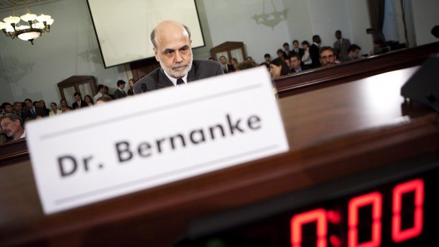 <p>
	На Бернанке не му остава много време, преди да са се проявили вторичните ефекти на количествените облекчения.&nbsp;<em>Снимка: Ройтерс&nbsp;</em></p>
