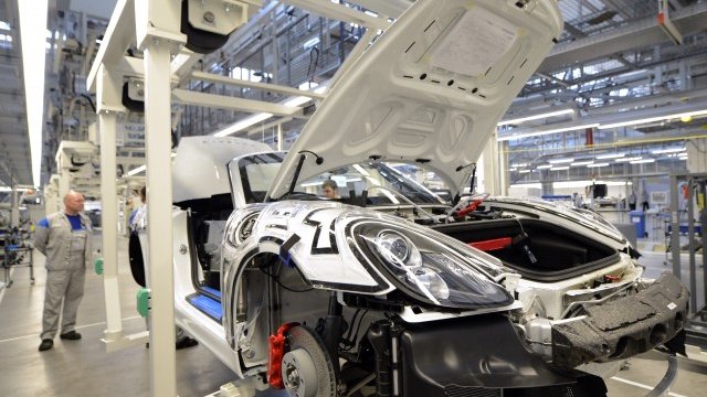 <p>
	Производствена линия в завода на Porsche в Оснабрюк. <em>Снимка: Ройтерс</em></p>
