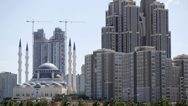 <p>
	В Истанбул строителството се вихри с пълна пара.<em> Снимка: Ройтерс</em></p>
