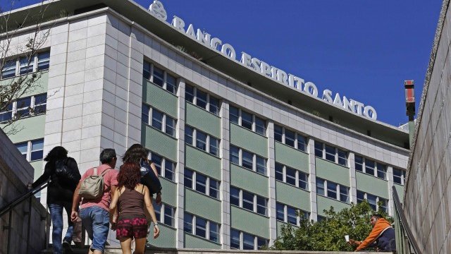 <p style="text-align: justify;">
	Лошото положение на Banco Espirito Santo припомня на инвеститорите, че трябва да бъдат нащрек за назряващи банкови проблеми в еврозоната. <em>Снимка: Ройтерс</em></p>
