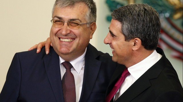 <p>
	Проф. Близнашки и президента Плевнелиев минути след официалната част от представянето на кабинета. <em>Снимка: Ройтерс</em></p>
