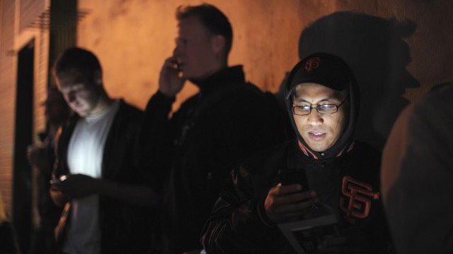 <p>
	Опашка пред магазин на Apple в Сан Франциско, Снимка: <em>Ройтерс</em></p>
