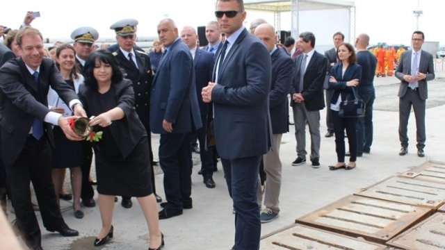 <p style="text-align: justify;">
	Теменужка Петкова по време на представянето на сондажният кораб&nbsp;Noble Globetrotter II. Снимка: <em>Министерство на енергетиката</em></p>
