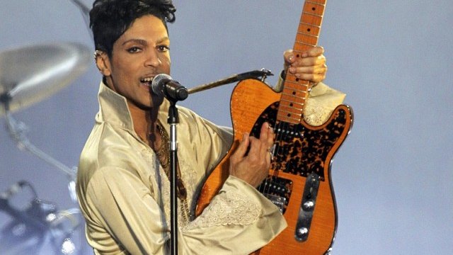 <p style="text-align: justify;">
	Принс.<em> Снимка: архив, Ройтерс</em></p>
