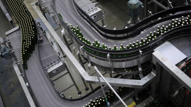 <p>
	Производство на бира. <em>Снимка: Luke Sharrett/Bloomberg</em></p>
