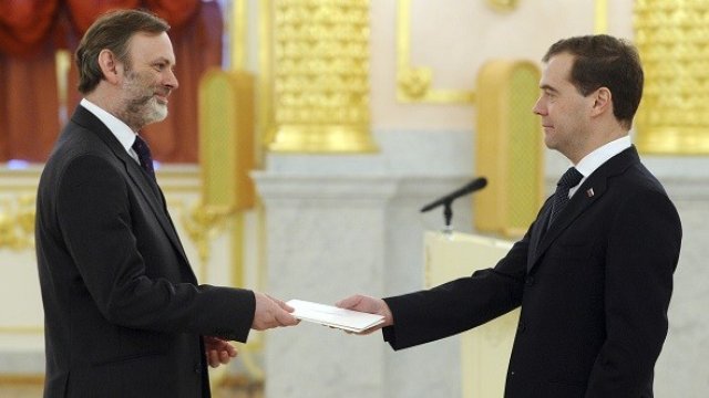 <p>
	Сър Тим Бароу и руският премиер Дмитрий Медведев. Кадърът е от 2011 г. <em>Снимка: Архив Ройтерс</em></p>
