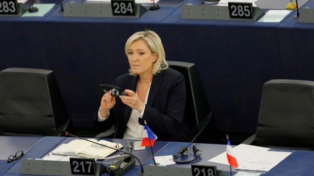 <p>
	Марин Льо Пен не може да ползва субсидиите от Европейския парламент за финансиране на местните си кампании във Франция.&nbsp;<em>Снимка: архив Ройтерс</em></p>
