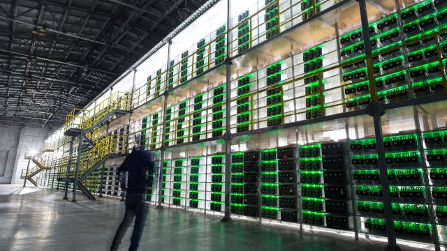 Вътрешността на сървърна ферма на BitRiver в Братск. Снимка: Bloomberg LP