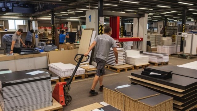 <p>
	Сред секторите с най-голям напредък през ноември са и този на професионалните и бизнес услуги, транспорт и складиране, и строителство.&nbsp;&nbsp;<em>Снимка:&nbsp;&nbsp;Milan Jaros/Bloomberg</em></p>
