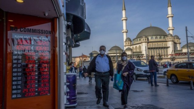 <p>
	Икономиката на Турция продължава да страда. <em>Снимка: Moe Zoyari/Bloomberg</em></p>
