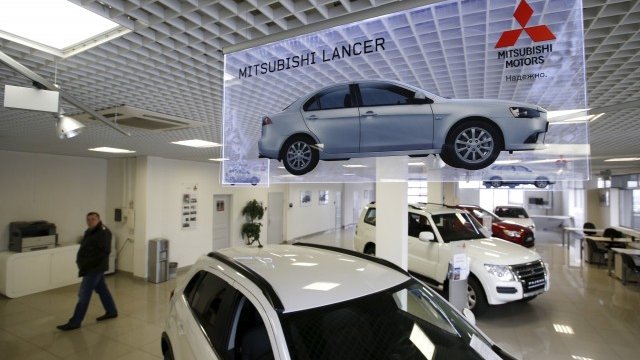 <p>
	<span style="color: rgb(80, 80, 80); font-family: Arial, Helvetica, sans-serif; line-height: 18px;">Автосалон на дилър на Mitsubishi. <em>Снимка: Ройтерс</em>&nbsp;</span></p>
