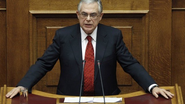 <p>
	Гръцкият премиер Лукас Пападимос говори пред депутатите непосредствено преди вота на доверие. Снимка: Ройтерс</p>
