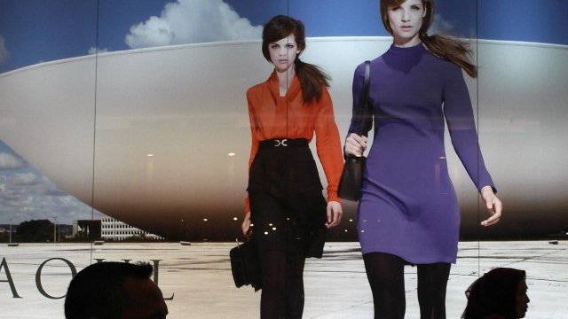 <p>
	Реклама на нов бранд на витрината на мол в Джакарта, Индонезия.<em> Снимка: Ройтерс</em></p>
